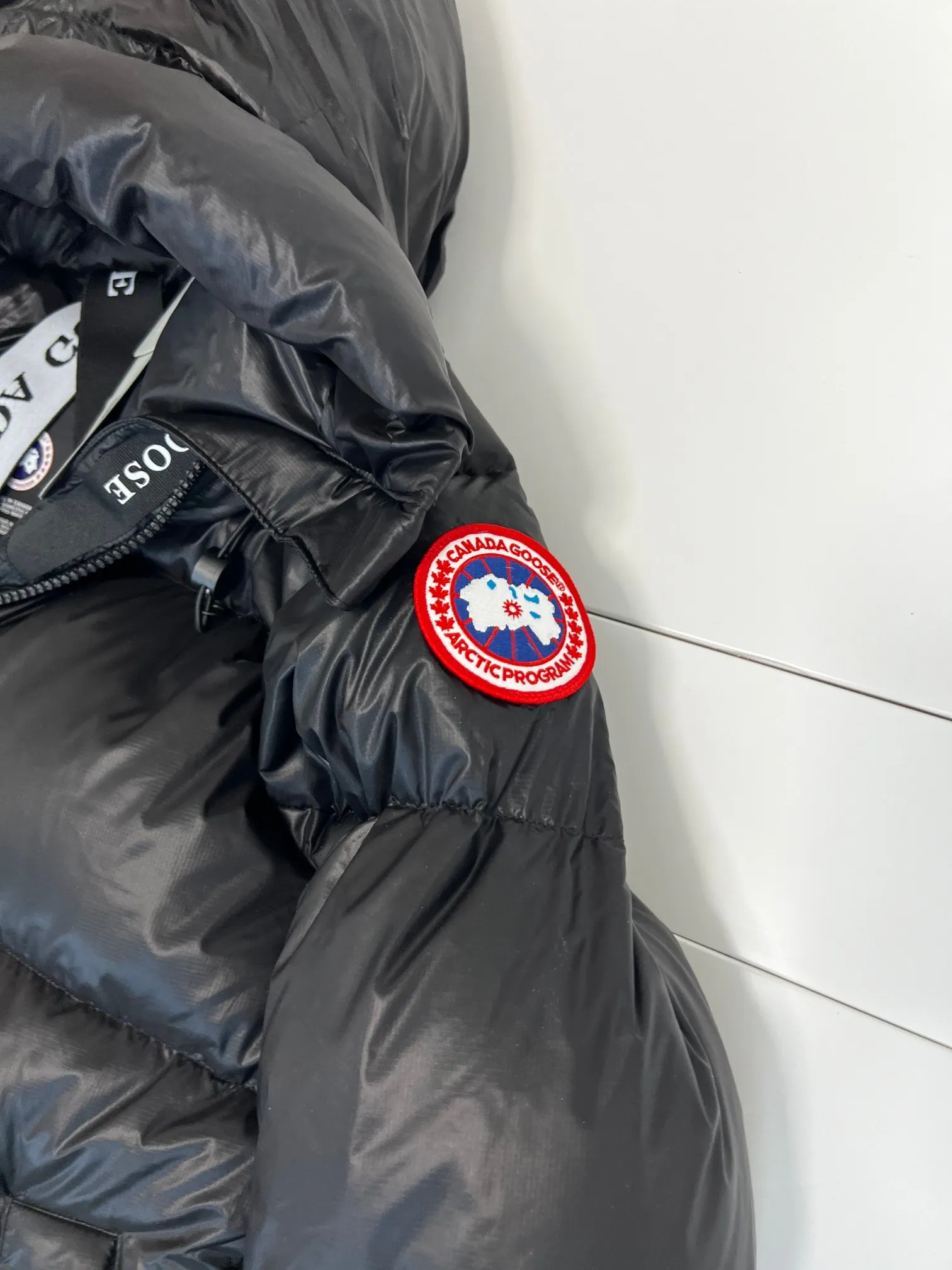 P980 has a cold protection effect of up to level 4. It is made of recycled Feather-Light tear-resistant fabric. It is ultra-light and has no weight-bearing feeling on the upper body! The unique black label highlights your temperament‼  Canada Goose, a Canadian brand, has always been recognized as the warmest down jacket. Various Instagram celebrities, Internet celebrities, and celebrities often wear it for street photos. I do Canada Goose every year, but I still can’t get rid of my love for geese. No matter how cold the winter is, there is no need to be afraid, because there are geese! Filled with 80% white duck down, Canada Goose is the legendary warmest down jacket and is known as a must-have for Arctic outdoor sports! The most popular down jacket in the world, celebrities are rushing to buy it, it is a must-have!